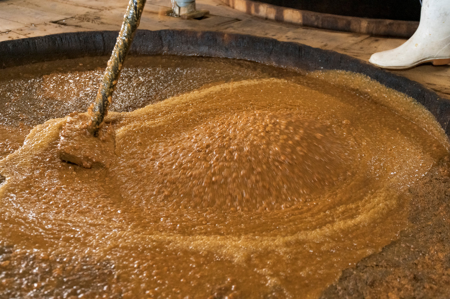 【100年の木樽が造り出す】 天然醸造 熟成 醤油 (再仕込み醤油) 900ml